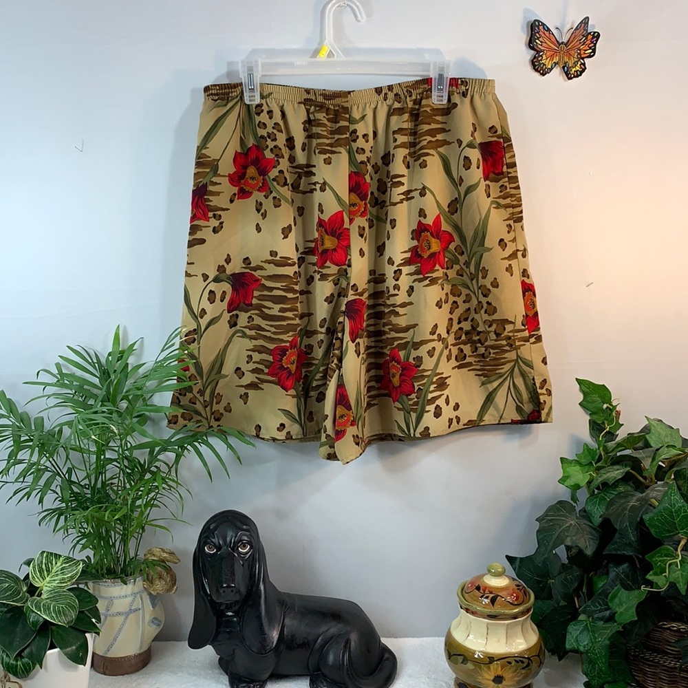 🇺🇸🇺🇸IN STYLE BROWN/RED FLOWERED SHORTS by Susan Graver🇺🇸🇺🇸